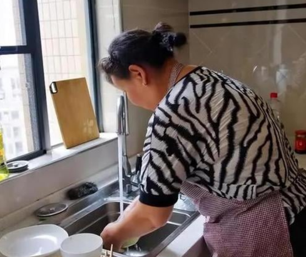 Nghỉ việc sau 5 năm làm bảo mẫu cho nhà đại gia với lương 20 triệu đồng/tháng, tôi sững người khi nhận được tin nhắn từ ngân hàng- Ảnh 1.