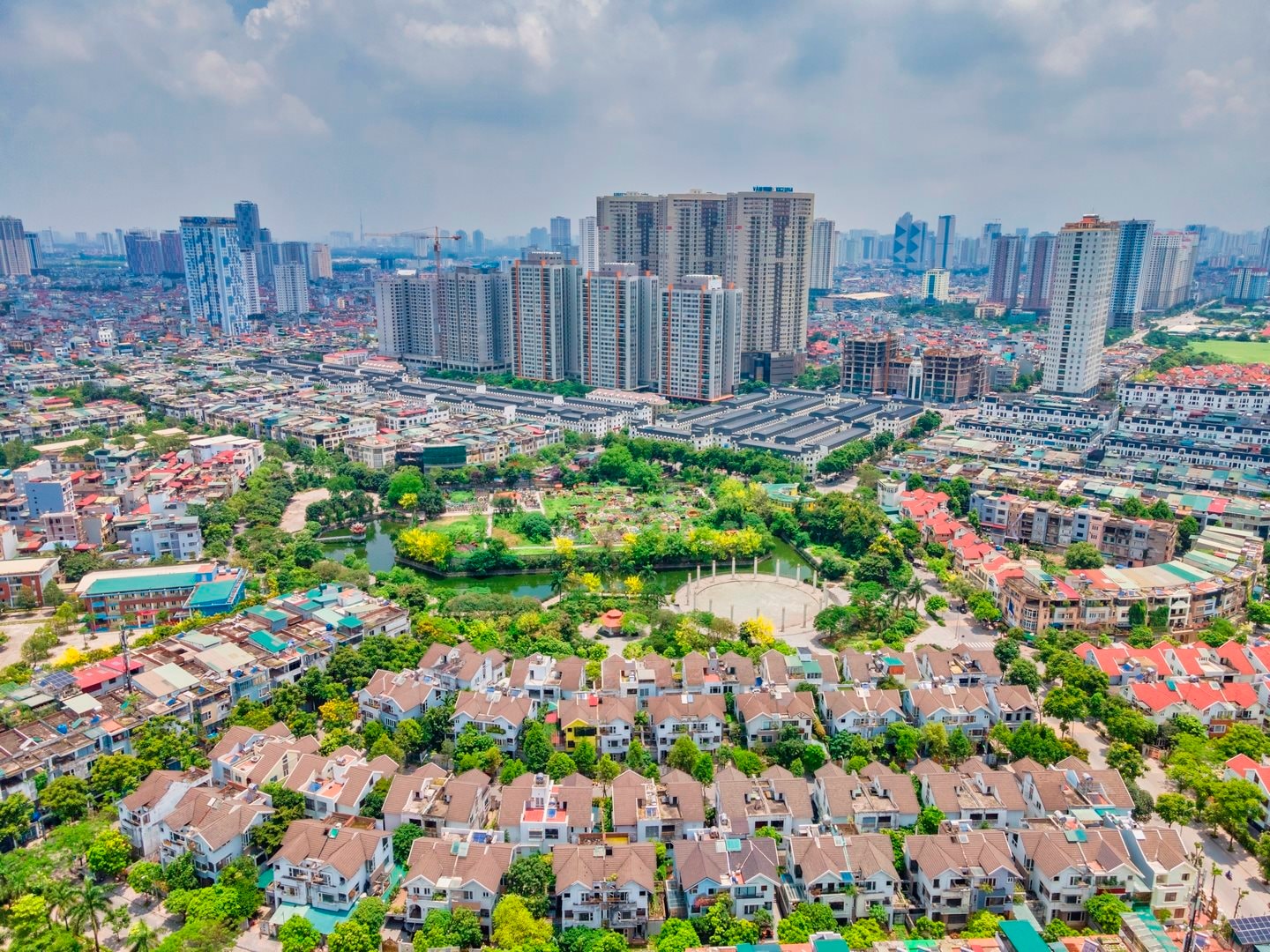 Văn Phú báo lợi nhuận 6 tháng đầu năm 2025 tăng trưởng 56%- Ảnh 1. Văn Phú báo lợi nhuận 6 tháng đầu năm 2025 tăng trưởng 56%- Ảnh 1.