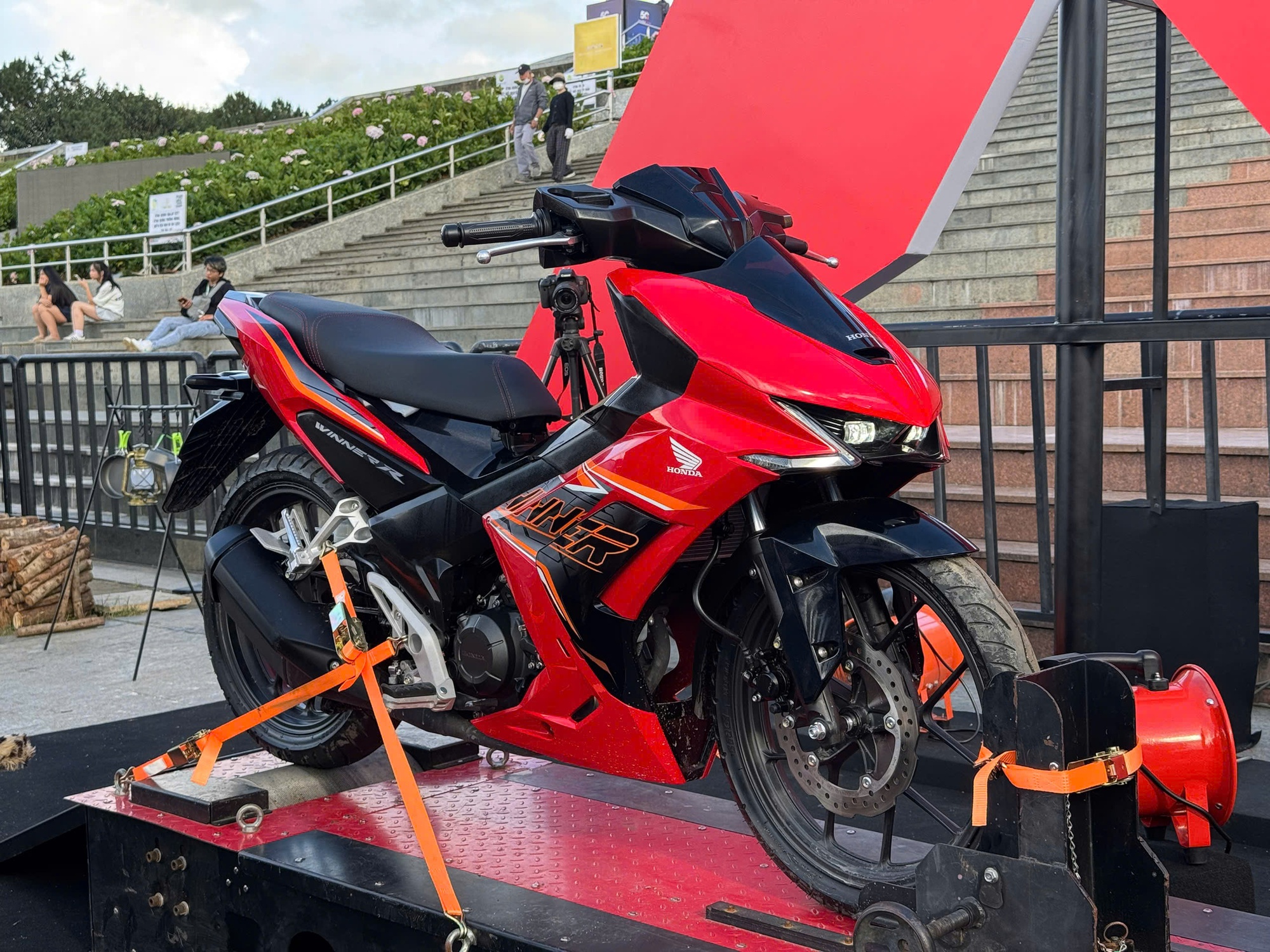 Honda ra mắt 3 xe máy mới: Winner R 'lột xác', ADV350 lần đầu xuất hiện, Rebel 1100 nâng cấp mới- Ảnh 1. Honda ra mắt 3 xe máy mới: Winner R 'lột xác', ADV350 lần đầu xuất hiện, Rebel 1100 nâng cấp mới- Ảnh 1.