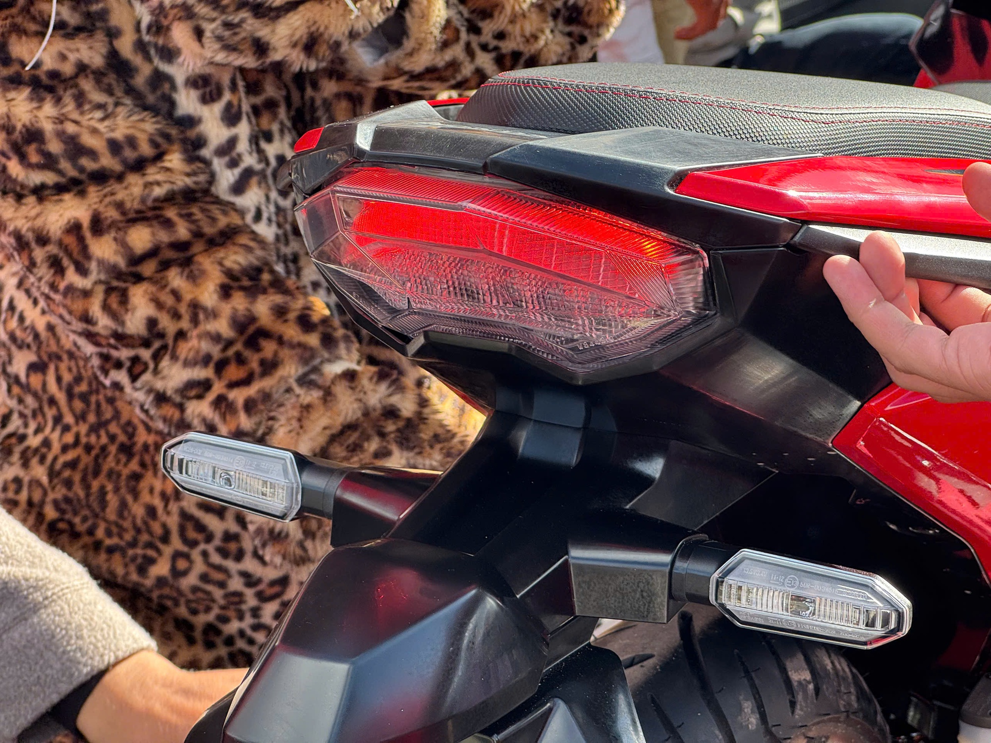Honda ra mắt 3 xe máy mới: Winner R 'lột xác', ADV350 lần đầu xuất hiện, Rebel 1100 nâng cấp mới- Ảnh 8. Honda ra mắt 3 xe máy mới: Winner R 'lột xác', ADV350 lần đầu xuất hiện, Rebel 1100 nâng cấp mới- Ảnh 8.