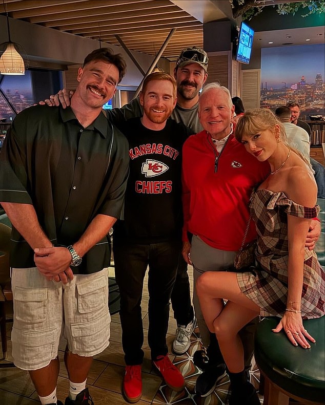 Taylor Swift chưa cưới đã lộ rõ thích kiểm soát, "đá bay" bạn thân của chồng ra khỏi hôn lễ?- Ảnh 2. Taylor Swift chưa cưới đã lộ rõ thích kiểm soát, "đá bay" bạn thân của chồng ra khỏi hôn lễ?- Ảnh 2.