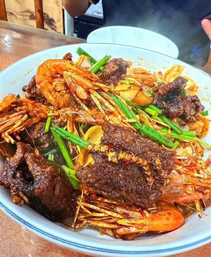 Bát mỳ giá hơn 8 triệu đồng có tôm, lươn, trứng cá bị 'mắng' tơi bời trên mạng- Ảnh 1. Bát mỳ giá hơn 8 triệu đồng có tôm, lươn, trứng cá bị 'mắng' tơi bời trên mạng- Ảnh 1.