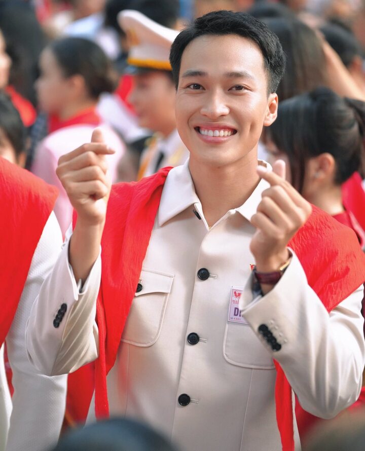 Nam diễn viên 'Mưa đỏ': Xuất phát điểm 'số âm', tuổi thơ bán vé số, vác rơm thuê- Ảnh 3.