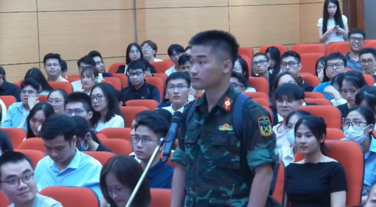 Bác sĩ nội trú mặc áo lính gây ấn tượng mạnh ngày chọn chuyên ngành: "Chăm sóc sức khỏe cho nhân dân cũng là bảo vệ Tổ quốc"- Ảnh 1. Bác sĩ nội trú mặc áo lính gây ấn tượng mạnh ngày chọn chuyên ngành: "Chăm sóc sức khỏe cho nhân dân cũng là bảo vệ Tổ quốc"- Ảnh 1.