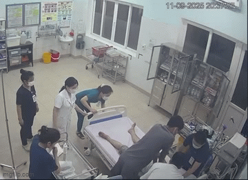 Khoảnh khắc nghẹt thở: Người đàn ông bất ngờ ngừng tim sau khi vừa vào khoa cấp cứu, bác sĩ chạy đua giành lại sự sống- Ảnh 1.