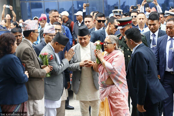 Nữ thủ tướng lâm thời Nepal lần đầu lên tiếng- Ảnh 1. Nữ thủ tướng lâm thời Nepal lần đầu lên tiếng- Ảnh 1.