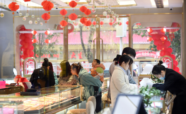 Người phụ nữ mua thỏi vàng 100g rồi ký gửi tại quầy, 11 năm sau quay lại thì chủ tiệm từ chối: "Tôi trả chị 123 triệu với phiếu mua hàng được không?"- Ảnh 2. Người phụ nữ mua thỏi vàng 100g rồi ký gửi tại quầy, 11 năm sau quay lại thì chủ tiệm từ chối: "Tôi trả chị 123 triệu với phiếu mua hàng được không?"- Ảnh 2.