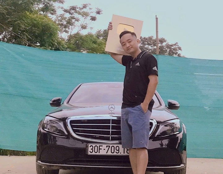 Thu nhập của YouTuber ‘chủ tịch giả nghèo’ Hoàng Văn Đức trước khi bị khởi tố- Ảnh 2. Thu nhập của YouTuber ‘chủ tịch giả nghèo’ Hoàng Văn Đức trước khi bị khởi tố- Ảnh 2.