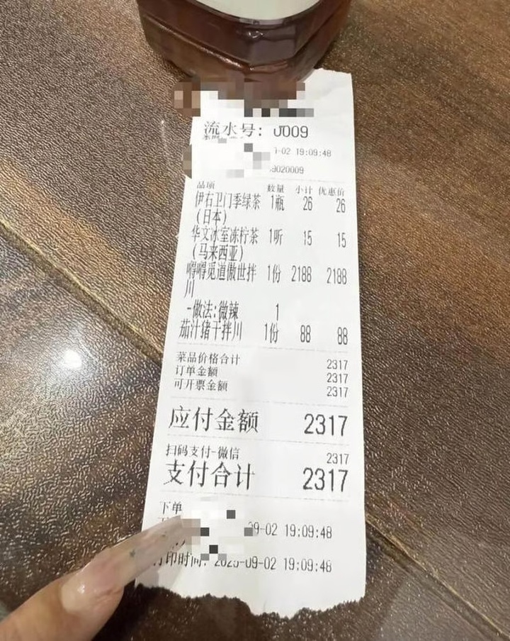 Bát mỳ giá hơn 8 triệu đồng có tôm, lươn, trứng cá bị 'mắng' tơi bời trên mạng- Ảnh 2. Bát mỳ giá hơn 8 triệu đồng có tôm, lươn, trứng cá bị 'mắng' tơi bời trên mạng- Ảnh 2.