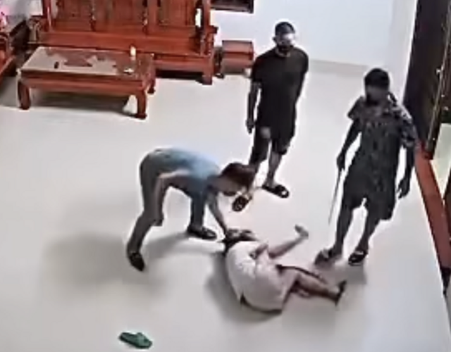 Danh tính 3 đối tượng xông vào nhà, đánh dã man người phụ nữ mặc cho nạn nhân ôm đầu van xin- Ảnh 1.