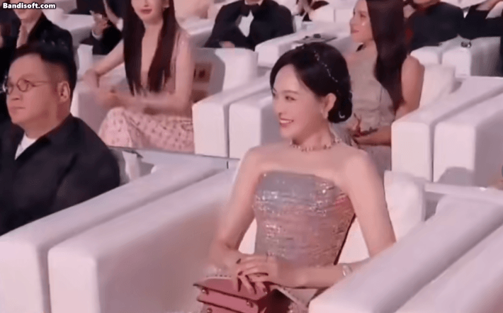 Trời ơi sao mỹ nhân này 42 tuổi lại trẻ đẹp hơn gái 18 vậy: Bí quyết chỉ đúng 3 chữ, quá chuẩn không thể cãi nổi- Ảnh 6.