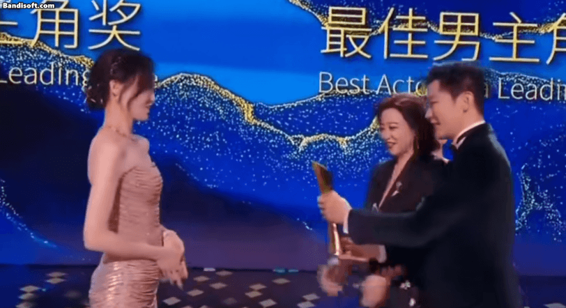 Trời ơi sao mỹ nhân này 42 tuổi lại trẻ đẹp hơn gái 18 vậy: Bí quyết chỉ đúng 3 chữ, quá chuẩn không thể cãi nổi- Ảnh 2.