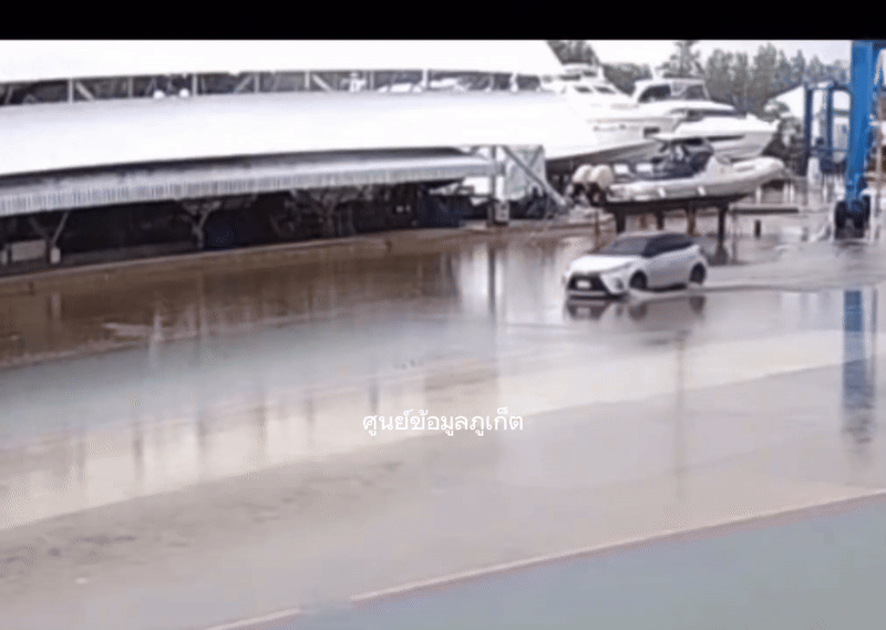 Sau mưa lụt, ô tô đi vào đoạn đường ngập nước rồi lao thẳng xuống biển, cảnh tượng sau đó mới khó tin- Ảnh 1.