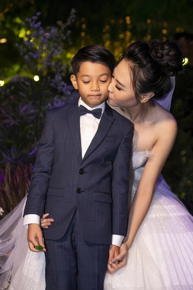 3 mẹ kế điểm 10 của showbiz Việt: Người viết thư xin được nuôi con riêng của chồng, người khẳng định "yêu con nhất trên đời"- Ảnh 4. 3 mẹ kế điểm 10 của showbiz Việt: Người viết thư xin được nuôi con riêng của chồng, người khẳng định "yêu con nhất trên đời"- Ảnh 4.