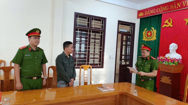 Khám xét nơi ở của kế toán trưởng Nguyễn Viết Hải, sinh năm 1991- Ảnh 1. Khám xét nơi ở của kế toán trưởng Nguyễn Viết Hải, sinh năm 1991- Ảnh 1.