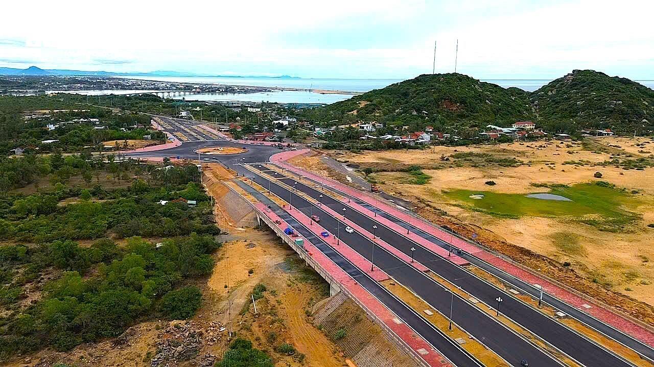 Đường gần 500 tỷ dài 3,8km ở Đắk Lắk 'cán đích' sau 10 năm vướng mặt bằng- Ảnh 1. Đường gần 500 tỷ dài 3,8km ở Đắk Lắk 'cán đích' sau 10 năm vướng mặt bằng- Ảnh 1.