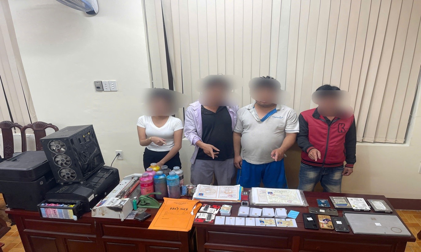 Bắt nhóm đối tượng làm giả hàng trăm sổ đỏ, bằng cấp, giấy khám sức khỏe- Ảnh 1. Bắt nhóm đối tượng làm giả hàng trăm sổ đỏ, bằng cấp, giấy khám sức khỏe- Ảnh 1.
