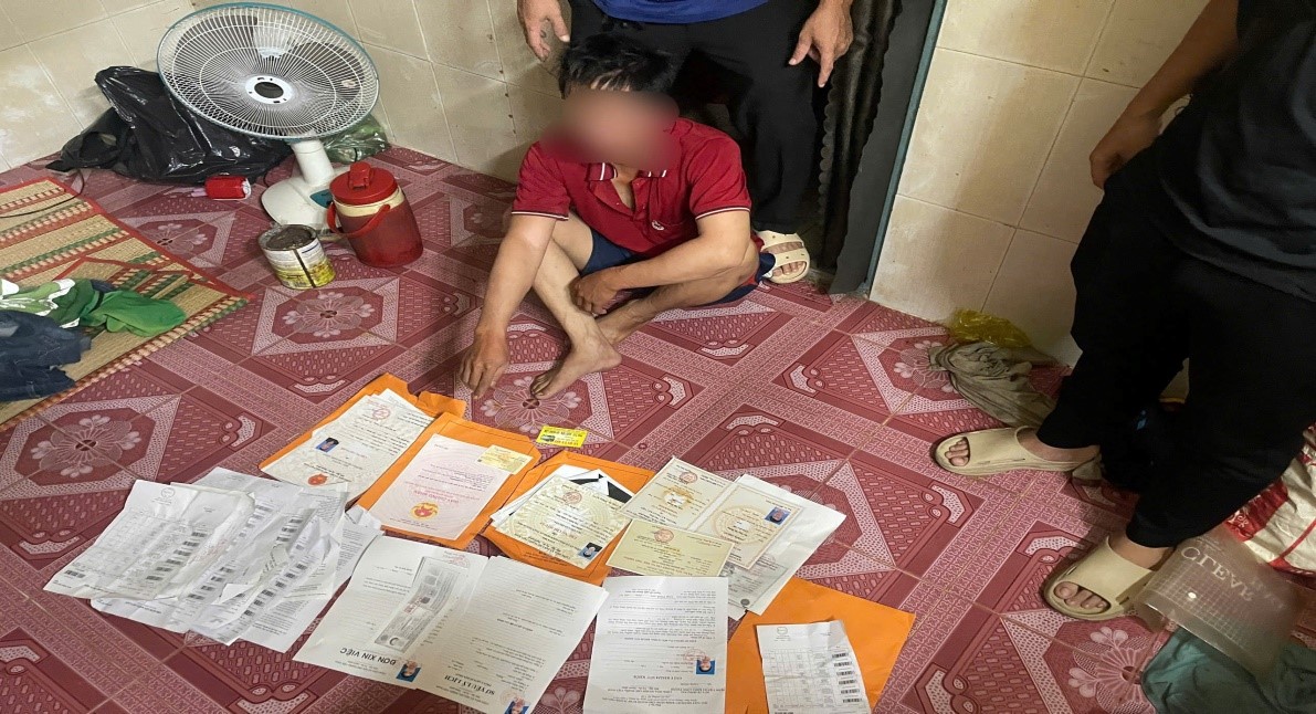 Bắt nhóm đối tượng làm giả hàng trăm sổ đỏ, bằng cấp, giấy khám sức khỏe- Ảnh 3. Bắt nhóm đối tượng làm giả hàng trăm sổ đỏ, bằng cấp, giấy khám sức khỏe- Ảnh 3.