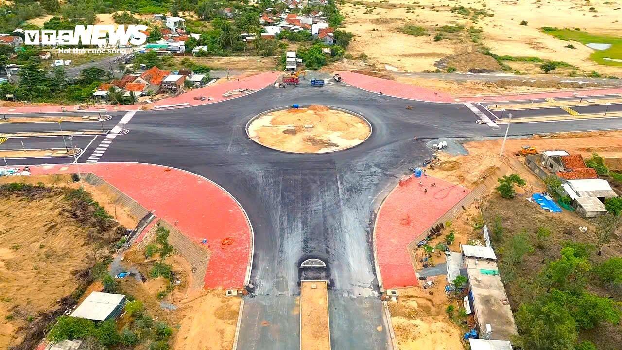Đường gần 500 tỷ dài 3,8km ở Đắk Lắk 'cán đích' sau 10 năm vướng mặt bằng- Ảnh 10. Đường gần 500 tỷ dài 3,8km ở Đắk Lắk 'cán đích' sau 10 năm vướng mặt bằng- Ảnh 10.