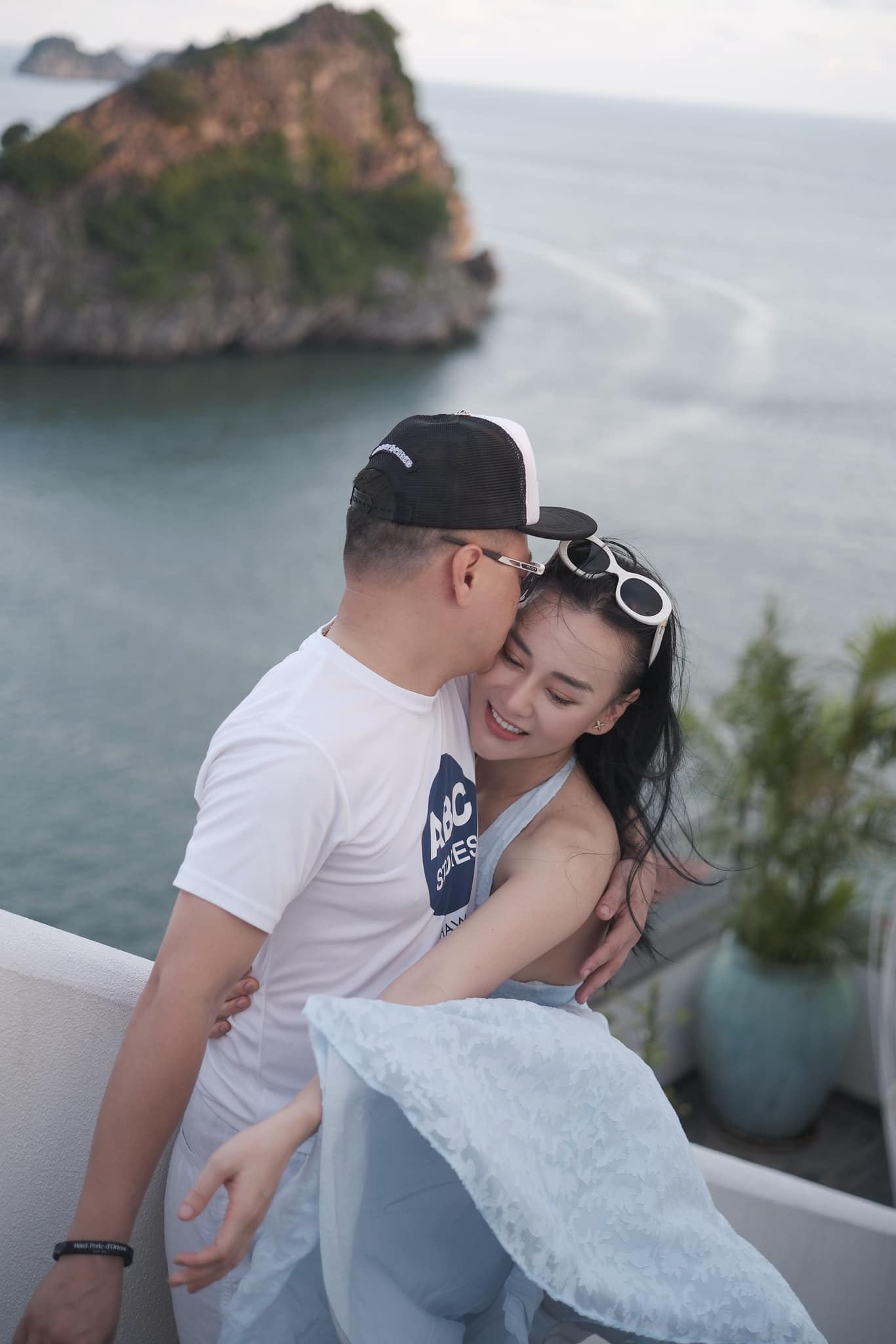 Phương Oanh vợ Shark Bình đã làm gì trên mặt vậy?- Ảnh 9. Phương Oanh vợ Shark Bình đã làm gì trên mặt vậy?- Ảnh 9.