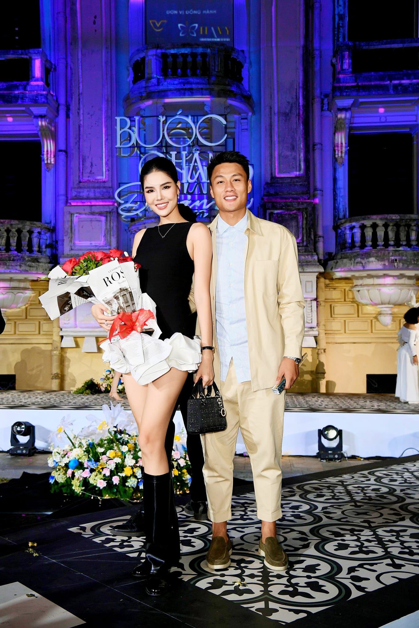 Bất ngờ với hình ảnh Kỳ Hân lam lũ bán tàu hũ vỉa hè, còn đâu chân dài sang chảnh bên Mạc Quân ngày nào- Ảnh 2. Bất ngờ với hình ảnh Kỳ Hân lam lũ bán tàu hũ vỉa hè, còn đâu chân dài sang chảnh bên Mạc Quân ngày nào- Ảnh 2.