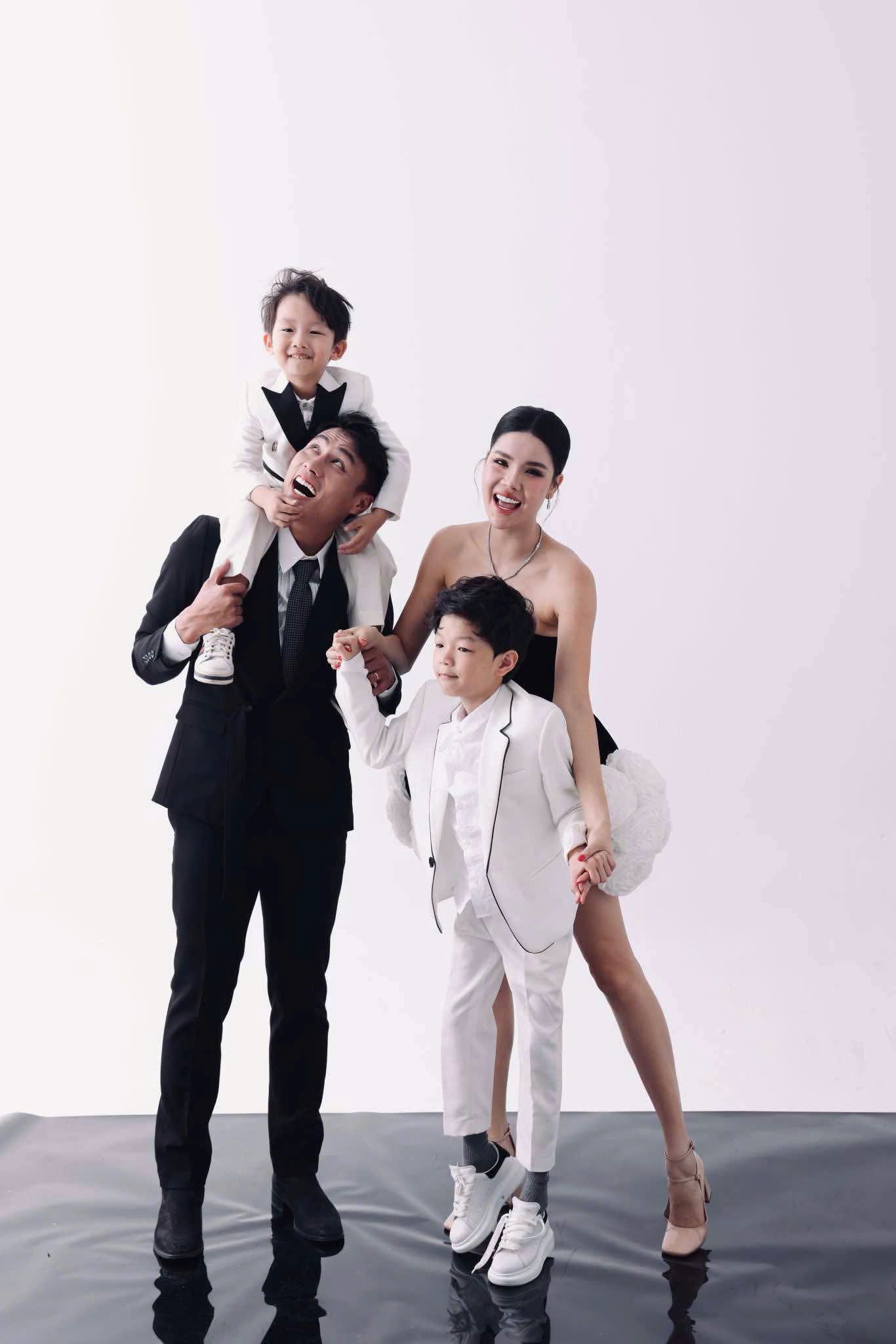 Bất ngờ với hình ảnh Kỳ Hân lam lũ bán tàu hũ vỉa hè, còn đâu chân dài sang chảnh bên Mạc Quân ngày nào- Ảnh 4. Bất ngờ với hình ảnh Kỳ Hân lam lũ bán tàu hũ vỉa hè, còn đâu chân dài sang chảnh bên Mạc Quân ngày nào- Ảnh 4.