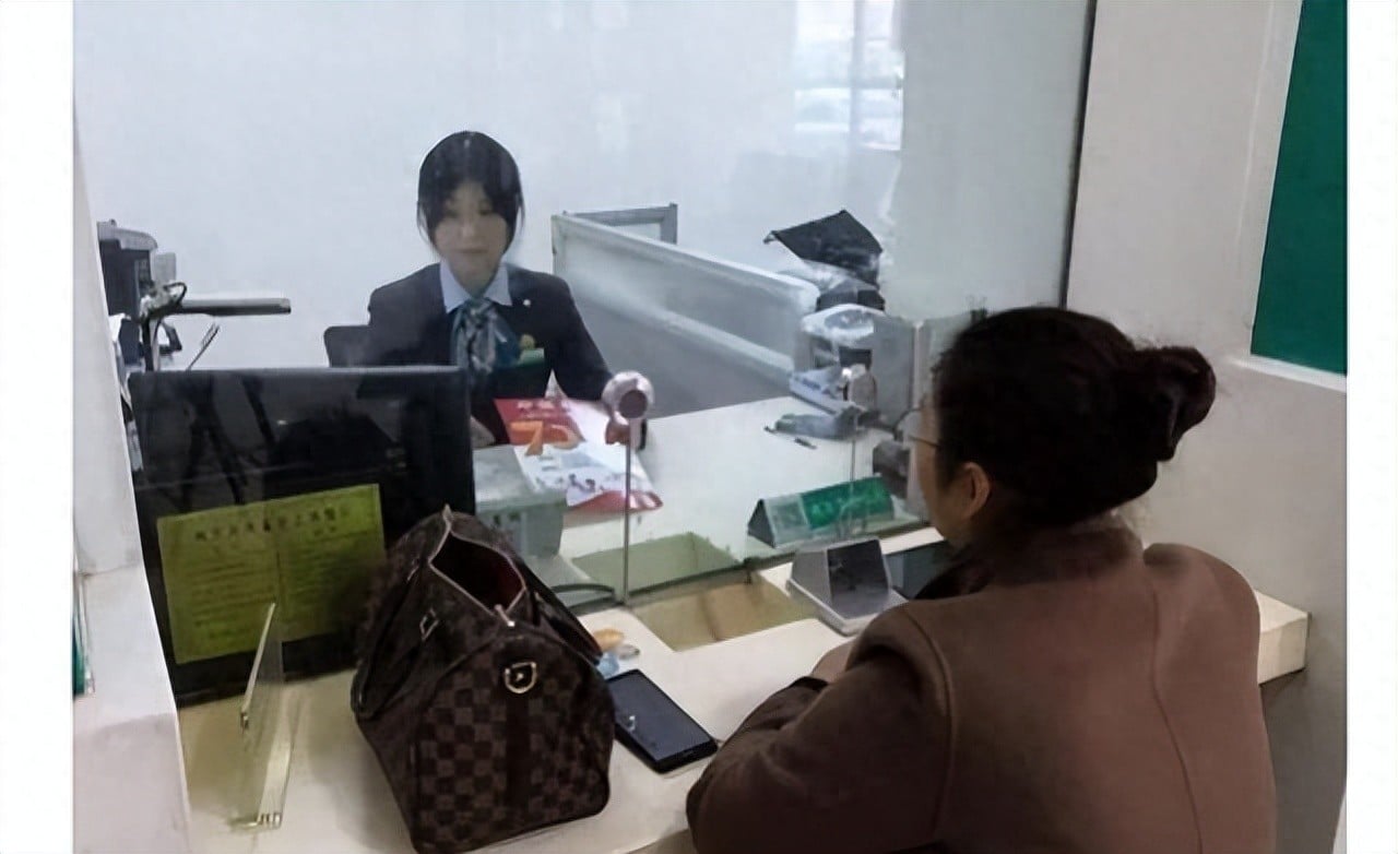 Người phụ nữ gửi tiết kiệm hơn 37 triệu đồng trong 3 năm nhưng 23 năm sau đến rút, ngân hàng kiểm tra rồi khẳng định “Chị đã tất toán rồi mà”- Ảnh 1. Người phụ nữ gửi tiết kiệm hơn 37 triệu đồng trong 3 năm nhưng 23 năm sau đến rút, ngân hàng kiểm tra rồi khẳng định “Chị đã tất toán rồi mà”- Ảnh 1.