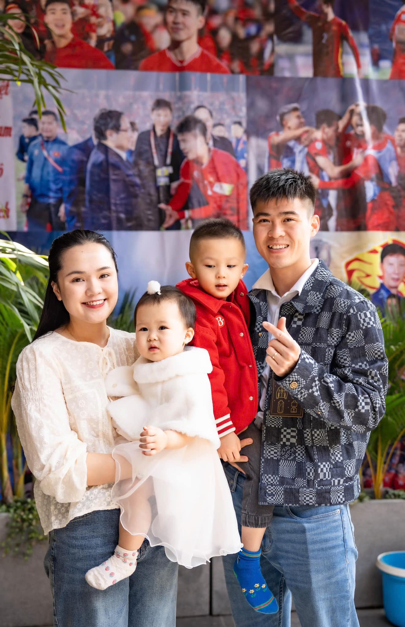 Chị chồng vô tình để lộ biểu cảm của vợ Duy Mạnh khi ở nhà chồng: Có kiêu kì, xa cách như anti-fan gièm pha?- Ảnh 5. Chị chồng vô tình để lộ biểu cảm của vợ Duy Mạnh khi ở nhà chồng: Có kiêu kì, xa cách như anti-fan gièm pha?- Ảnh 5.