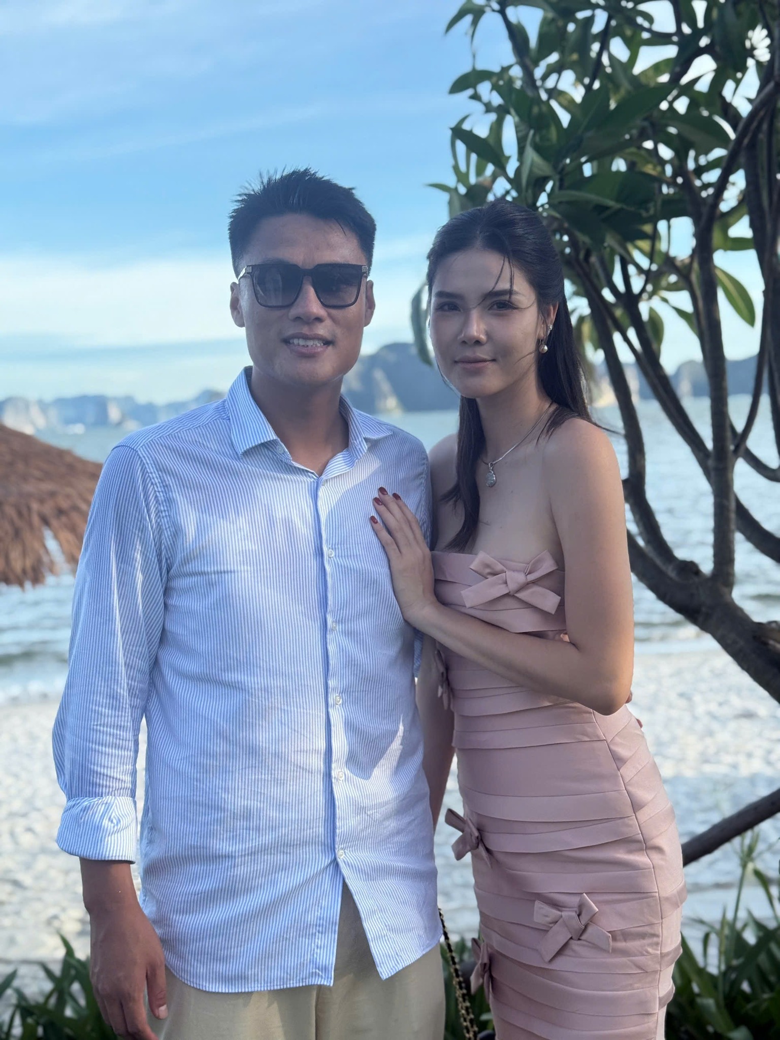 Bất ngờ với hình ảnh Kỳ Hân lam lũ bán tàu hũ vỉa hè, còn đâu chân dài sang chảnh bên Mạc Quân ngày nào- Ảnh 3. Bất ngờ với hình ảnh Kỳ Hân lam lũ bán tàu hũ vỉa hè, còn đâu chân dài sang chảnh bên Mạc Quân ngày nào- Ảnh 3.