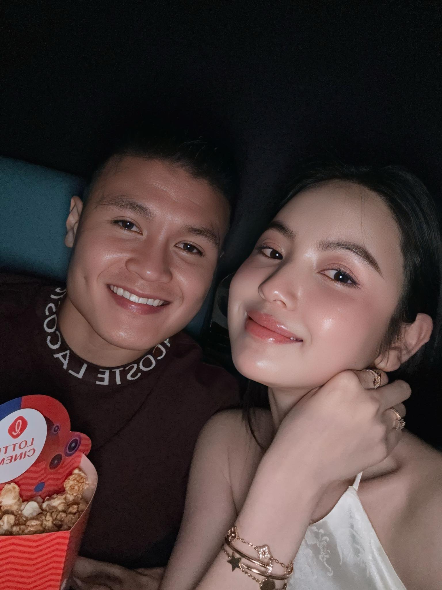 Viral khoảnh khắc Chu Thanh Huyền mếu máo ăn mừng khi Quang Hải ghi bàn- Ảnh 5. Viral khoảnh khắc Chu Thanh Huyền mếu máo ăn mừng khi Quang Hải ghi bàn- Ảnh 5.