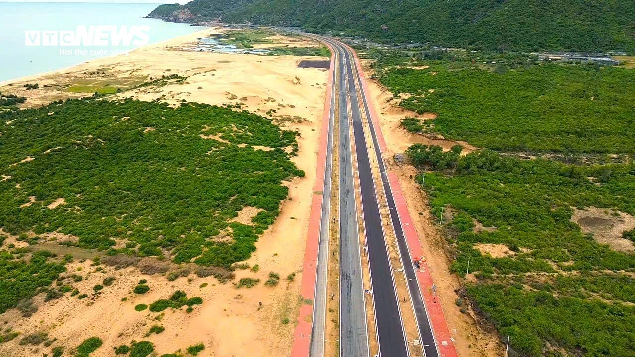Đường gần 500 tỷ dài 3,8km ở Đắk Lắk 'cán đích' sau 10 năm vướng mặt bằng- Ảnh 2. Đường gần 500 tỷ dài 3,8km ở Đắk Lắk 'cán đích' sau 10 năm vướng mặt bằng- Ảnh 2.