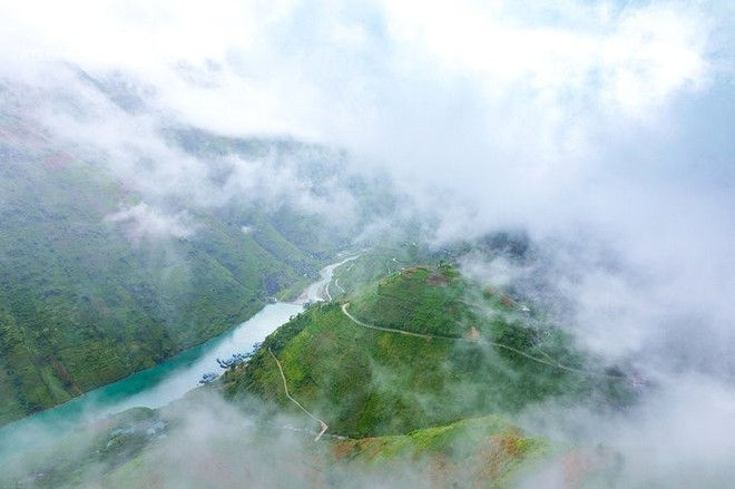 Khách Tây há hốc miệng trước cảnh ở vùng núi phía Bắc: Cách Hà Nội hơn 300km, không phải ai cũng dám đi- Ảnh 6.