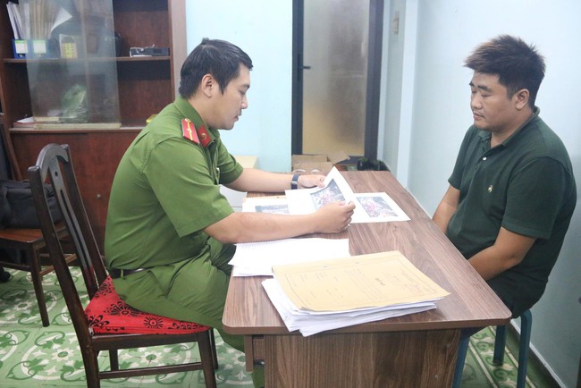 Công an TP HCM bắt khẩn cấp người đàn ông hành hung cụ ông ngay giao lộ- Ảnh 1. Công an TP HCM bắt khẩn cấp người đàn ông hành hung cụ ông ngay giao lộ- Ảnh 1.