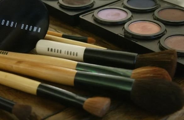 Màn tái xuất của nữ founder Bobbi Brown: Thương hiệu gia đình mới được chồng và con trai giúp sức, cuối năm nay sẽ đạt 200 triệu USD doanh thu- Ảnh 2. Màn tái xuất của nữ founder Bobbi Brown: Thương hiệu gia đình mới được chồng và con trai giúp sức, cuối năm nay sẽ đạt 200 triệu USD doanh thu- Ảnh 2.