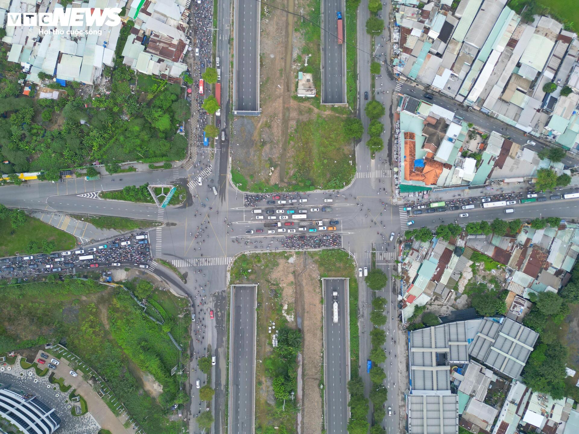 Sau 9 tháng thông xe, hầm chui 800 tỷ ở TP.HCM xuất hiện nhiều ổ voi, ổ gà- Ảnh 13. Sau 9 tháng thông xe, hầm chui 800 tỷ ở TP.HCM xuất hiện nhiều ổ voi, ổ gà- Ảnh 13.