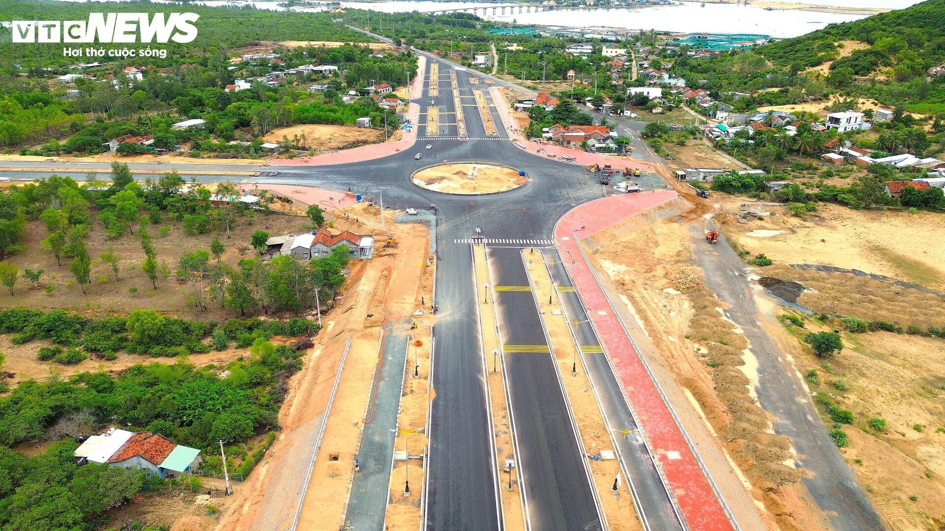Đường gần 500 tỷ dài 3,8km ở Đắk Lắk 'cán đích' sau 10 năm vướng mặt bằng- Ảnh 6. Đường gần 500 tỷ dài 3,8km ở Đắk Lắk 'cán đích' sau 10 năm vướng mặt bằng- Ảnh 6.