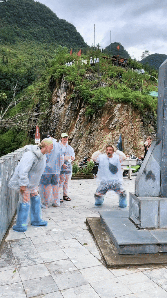 Khách Tây há hốc miệng trước cảnh ở vùng núi phía Bắc: Cách Hà Nội hơn 300km, không phải ai cũng dám đi- Ảnh 1.