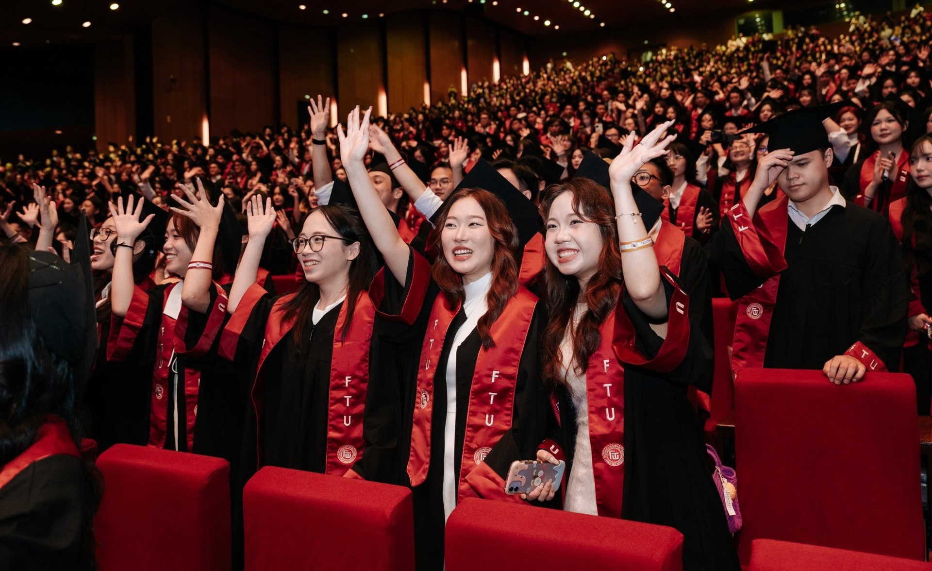 Lời nhắn gây sốt của tân Hiệu trưởng ĐH “Harvard Việt Nam” dành cho hơn 2.000 tân cử nhân: Biết ước mơ và hiểu ước mơ của mình, đừng quên đặt niềm tin vào bản thân- Ảnh 2.