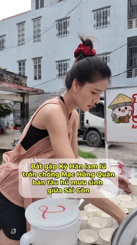 Bất ngờ với hình ảnh Kỳ Hân lam lũ bán tàu hũ vỉa hè, còn đâu chân dài sang chảnh bên Mạc Quân ngày nào- Ảnh 1. Bất ngờ với hình ảnh Kỳ Hân lam lũ bán tàu hũ vỉa hè, còn đâu chân dài sang chảnh bên Mạc Quân ngày nào- Ảnh 1.