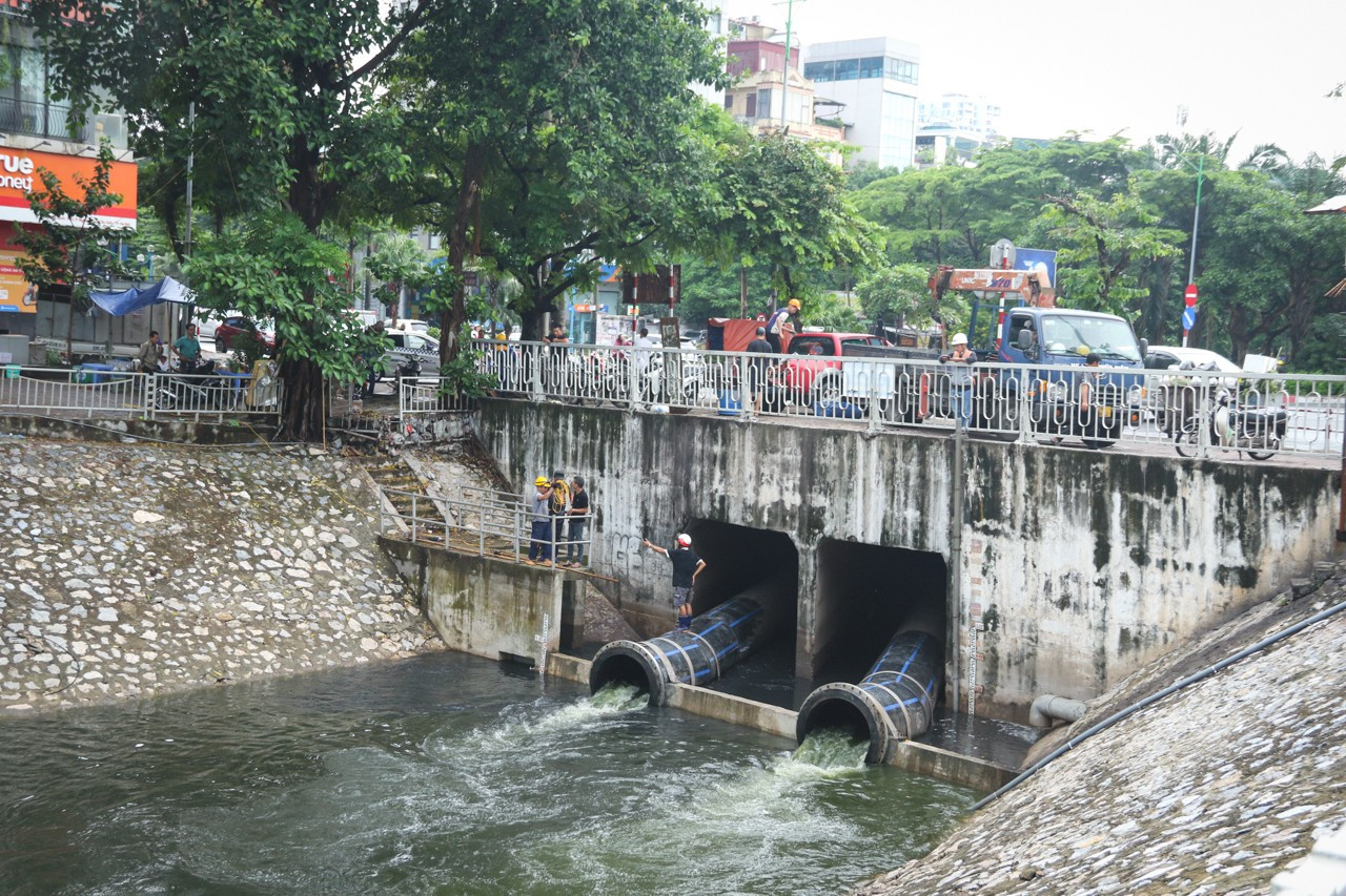 Sông Tô Lịch chỉ có thể hồi sinh khi quản lý tốt không gian hai bên bờ- Ảnh 2. Sông Tô Lịch chỉ có thể hồi sinh khi quản lý tốt không gian hai bên bờ- Ảnh 2.