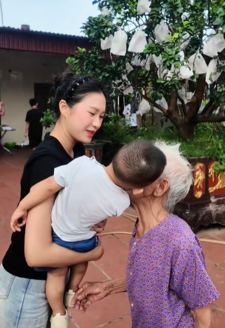 Doãn Hải My về quê Văn Hậu, cũng nấu nướng, rửa bát như bao nàng dâu khác sao lại hút tới 1,2 triệu views?- Ảnh 6. Doãn Hải My về quê Văn Hậu, cũng nấu nướng, rửa bát như bao nàng dâu khác sao lại hút tới 1,2 triệu views?- Ảnh 6.