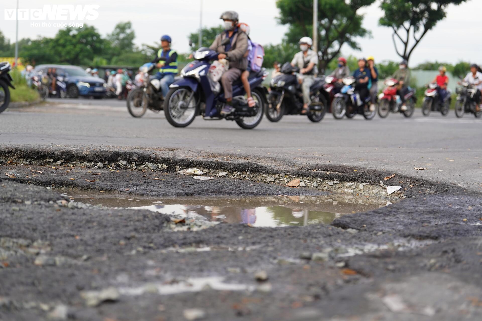 Sau 9 tháng thông xe, hầm chui 800 tỷ ở TP.HCM xuất hiện nhiều ổ voi, ổ gà- Ảnh 10.