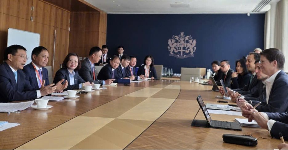 Bộ trưởng Bộ Tài chính Nguyễn Văn Thắng làm việc với lãnh đạo Sở GDCK London và FTSE Russell- Ảnh 1.