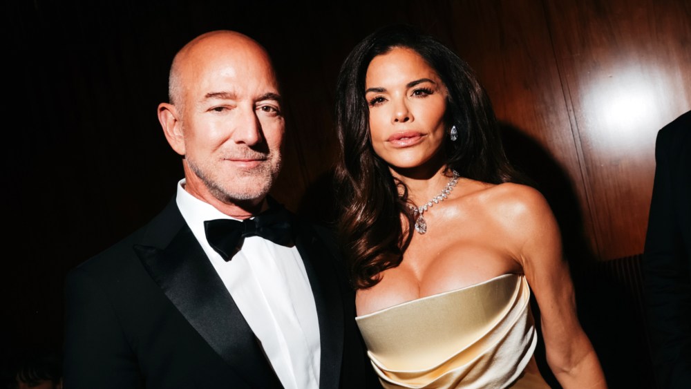 Vợ tỷ phú Jeff Bezos khoe dây chuyền kim cương 3 triệu USD tại tiệc từ thiện, vượt cả Kim Kardashian?- Ảnh 1. Vợ tỷ phú Jeff Bezos khoe dây chuyền kim cương 3 triệu USD tại tiệc từ thiện, vượt cả Kim Kardashian?- Ảnh 1.