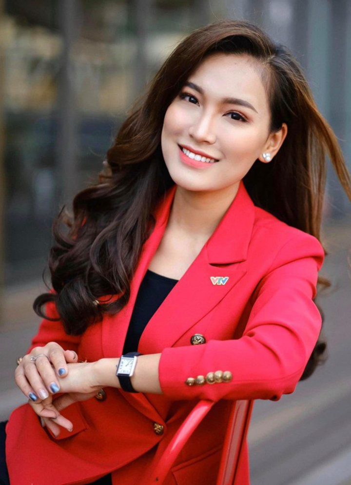 BTV Thời sự 19h của VTV từng đạt giải Nhì Văn quốc gia, thủ khoa Ngoại thương- Ảnh 2. BTV Thời sự 19h của VTV từng đạt giải Nhì Văn quốc gia, thủ khoa Ngoại thương- Ảnh 2.