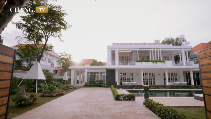 Nam nghệ sĩ tuyên bố rời showbiz về âm thầm làm đại gia, bất động sản trải từ Bắc vào Nam: U55 vẫn phong độ bên vợ đẹp kém 16 tuổi- Ảnh 3. Nam nghệ sĩ tuyên bố rời showbiz về âm thầm làm đại gia, bất động sản trải từ Bắc vào Nam: U55 vẫn phong độ bên vợ đẹp kém 16 tuổi- Ảnh 3.