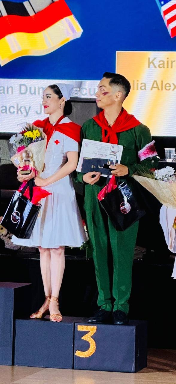 Phan Hiển khoe bảng thành tích 'sĩ hết đời', Thu Hương tiết lộ lý do chọn trang phục thời chiến ra đấu trường quốc tế- Ảnh 2. Phan Hiển khoe bảng thành tích 'sĩ hết đời', Thu Hương tiết lộ lý do chọn trang phục thời chiến ra đấu trường quốc tế- Ảnh 2.