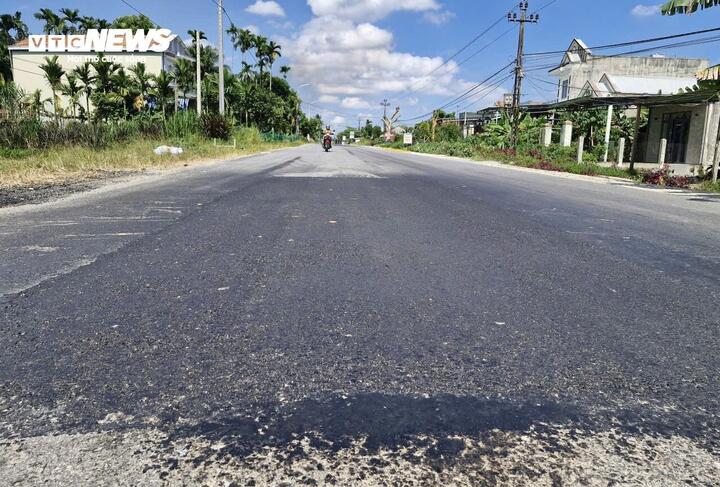 Đường hơn 1.800 tỷ ở Đà Nẵng mới thảm nhựa đã bong tróc, vá chằng vá đụp- Ảnh 6. Đường hơn 1.800 tỷ ở Đà Nẵng mới thảm nhựa đã bong tróc, vá chằng vá đụp- Ảnh 6.