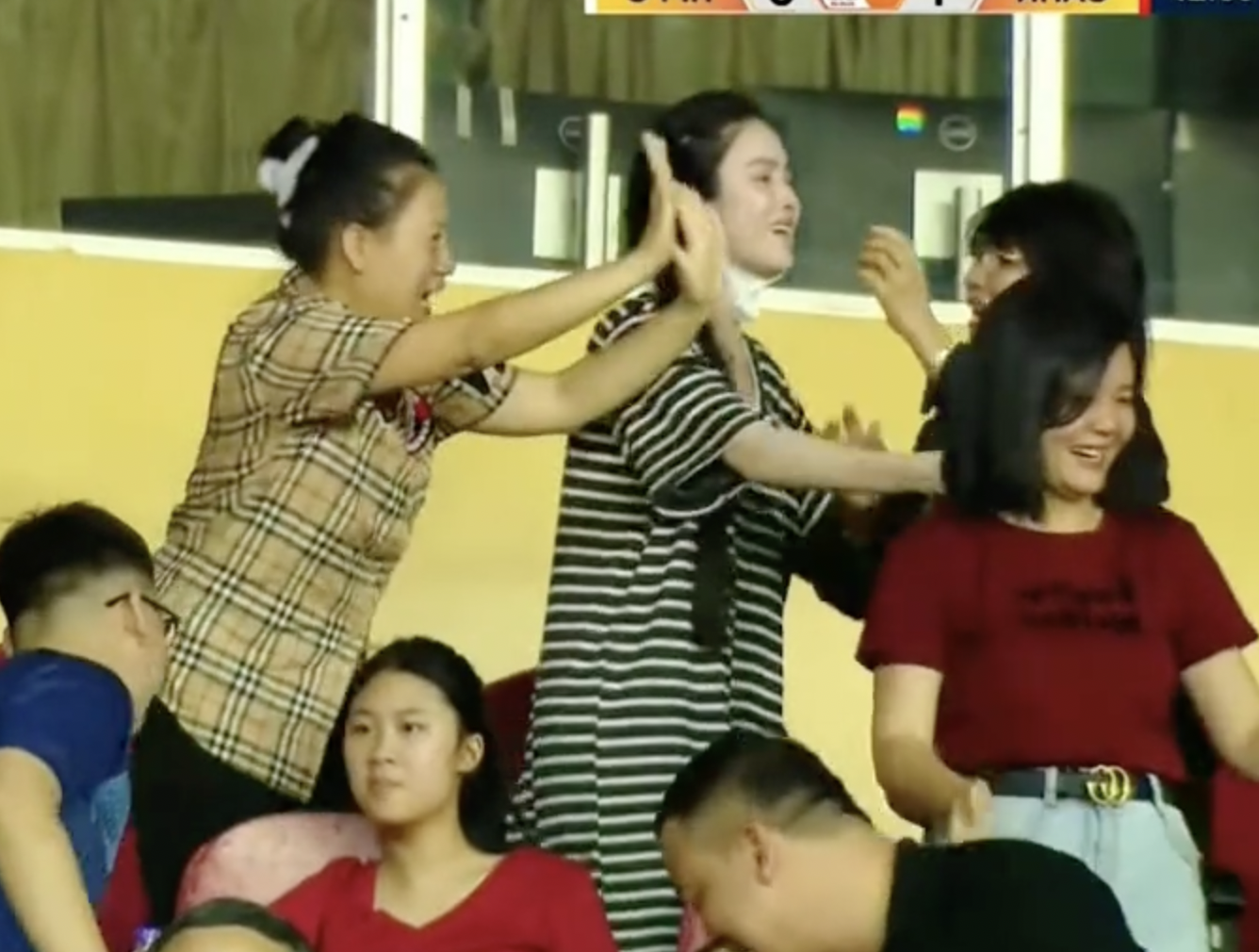 Viral khoảnh khắc Chu Thanh Huyền mếu máo ăn mừng khi Quang Hải ghi bàn- Ảnh 3. Viral khoảnh khắc Chu Thanh Huyền mếu máo ăn mừng khi Quang Hải ghi bàn- Ảnh 3.