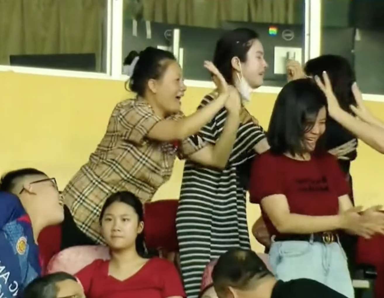 Viral khoảnh khắc Chu Thanh Huyền mếu máo ăn mừng khi Quang Hải ghi bàn- Ảnh 4. Viral khoảnh khắc Chu Thanh Huyền mếu máo ăn mừng khi Quang Hải ghi bàn- Ảnh 4.
